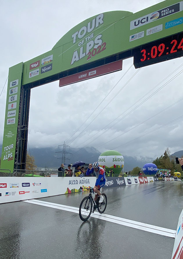 Thibaut Pinot wins stage 5.
